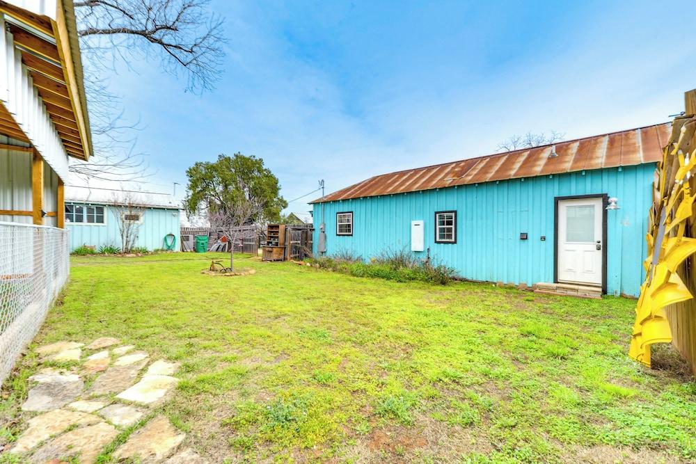 Fifties Diner-style Llano Home w/ Shared Fire Pit