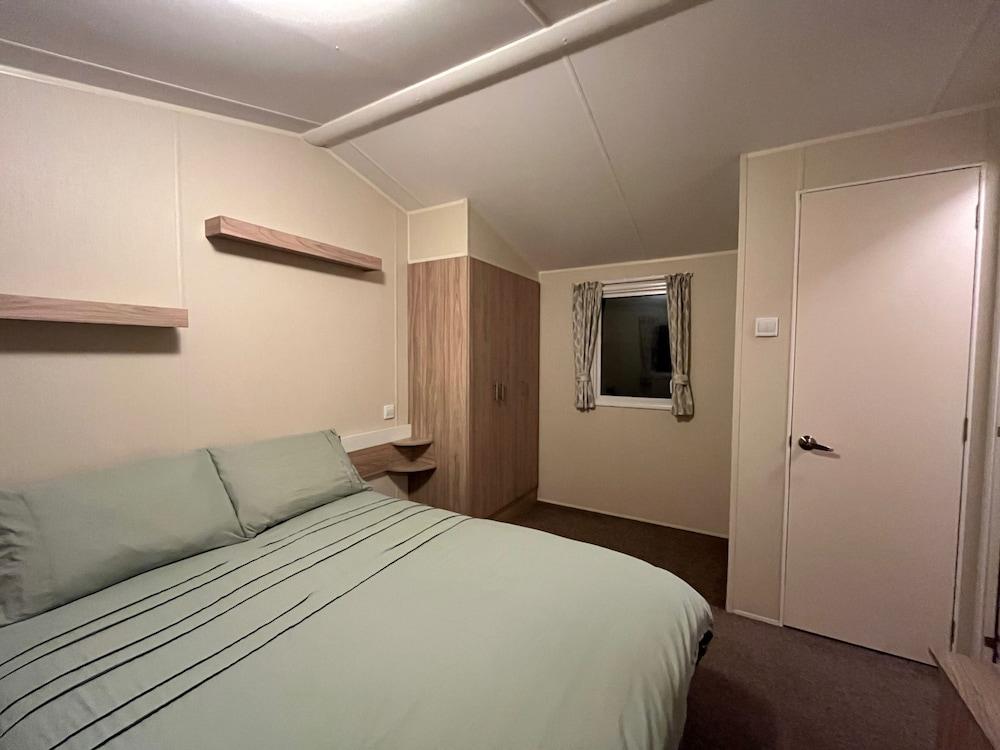 Premium Location - Sleeps 6 - Caravan on The Lakes
