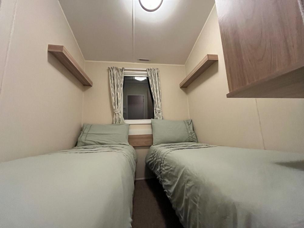 Premium Location - Sleeps 6 - Caravan on The Lakes