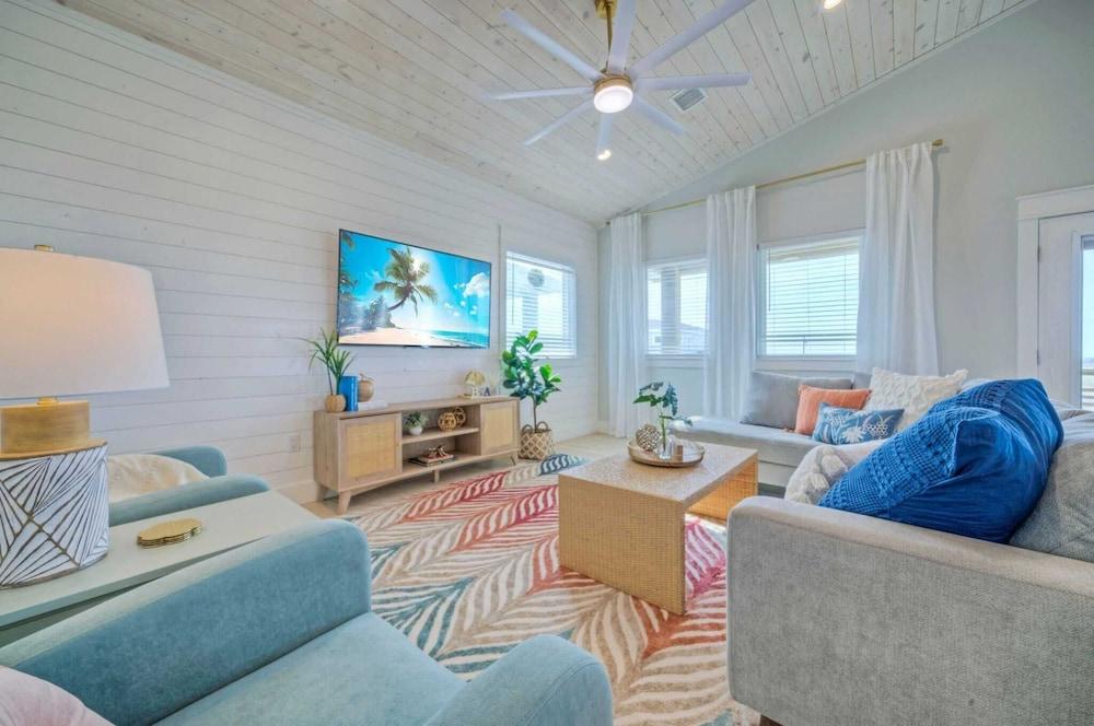 Flirty Flamingo by Avantstay Private Pool, Firepit, Balcony