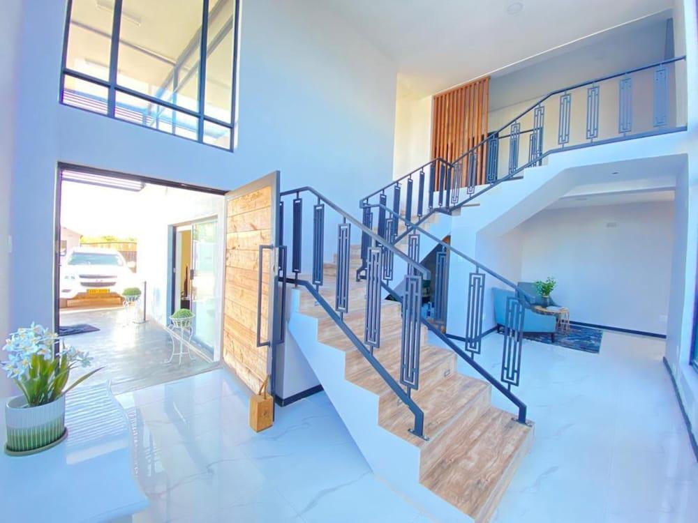 Stunning Lotshe Suite - 2207