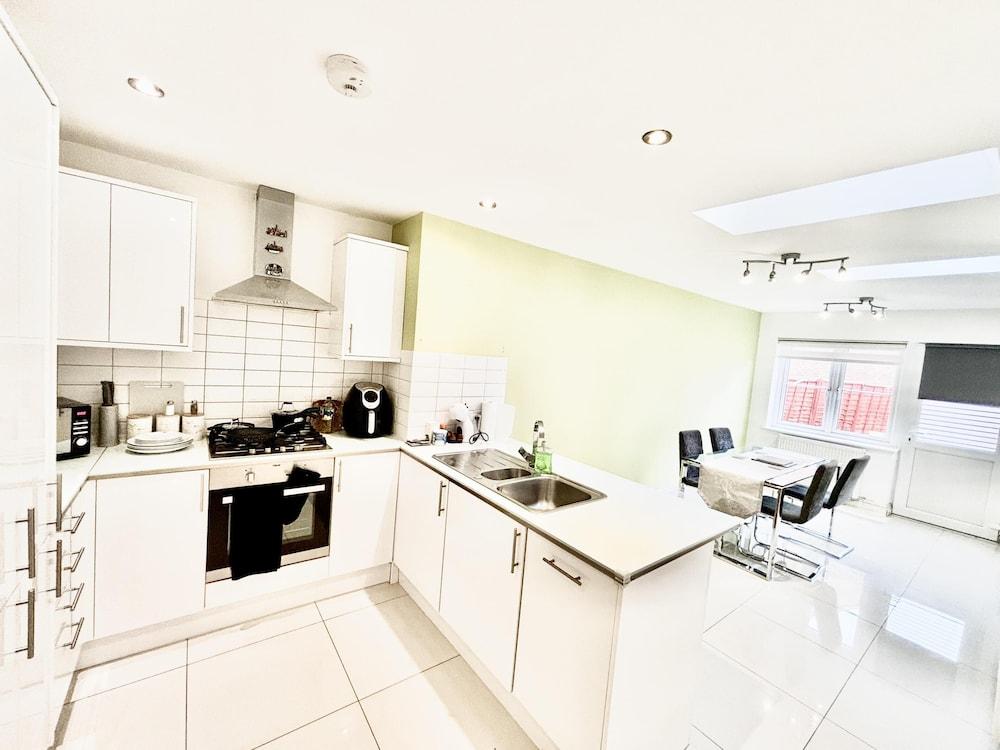 Stunning 3-bed House in the Heartreading