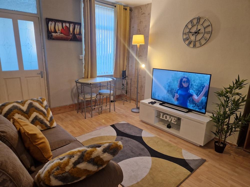 House - Sleeps 4 - Garden - Parking