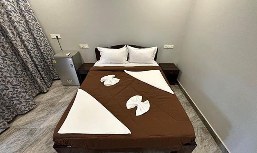 Fabhotel Morjim Cottages