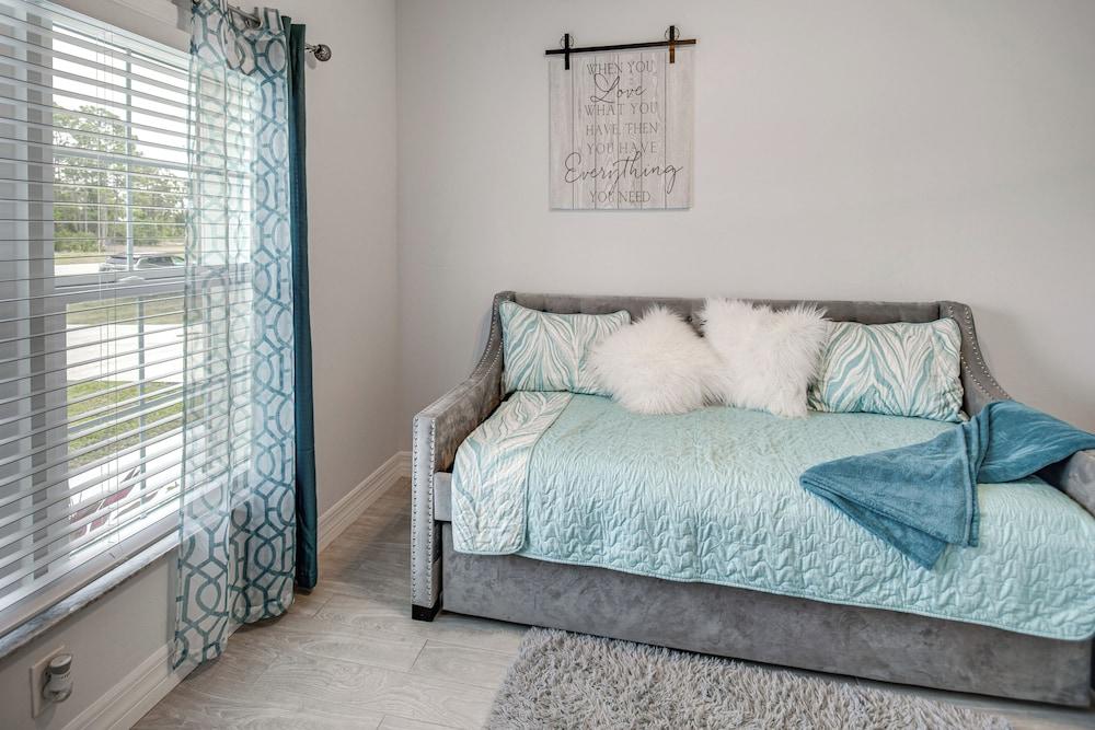 Lanai, Private Pool: Lehigh Acres Home