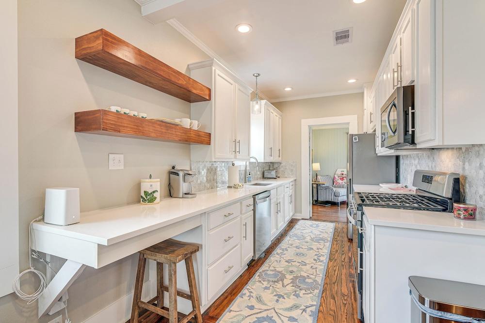 4 Mi to Moody Gardens: Galveston Home w/ Grill