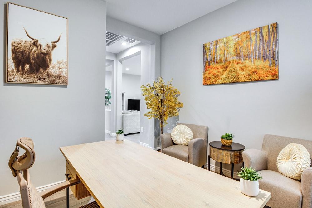 Marana Home w/ Pool Access & Mountain Views!