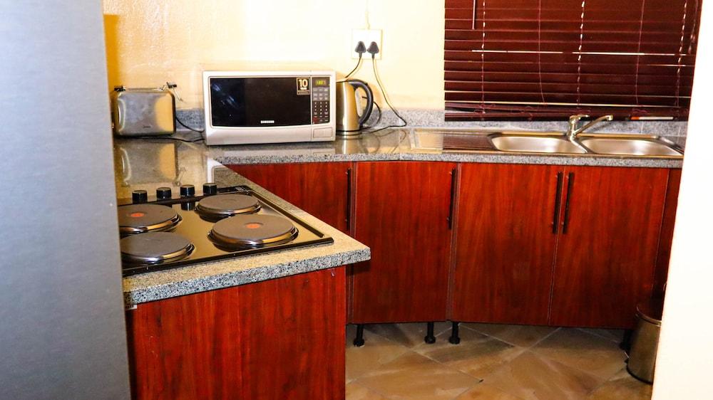 Self Catering Chalets - Manyeleti