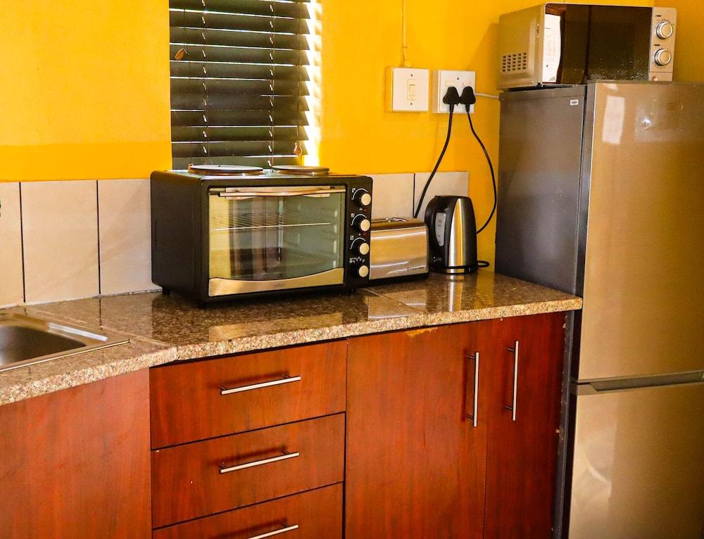 Self Catering Chalets - Manyeleti