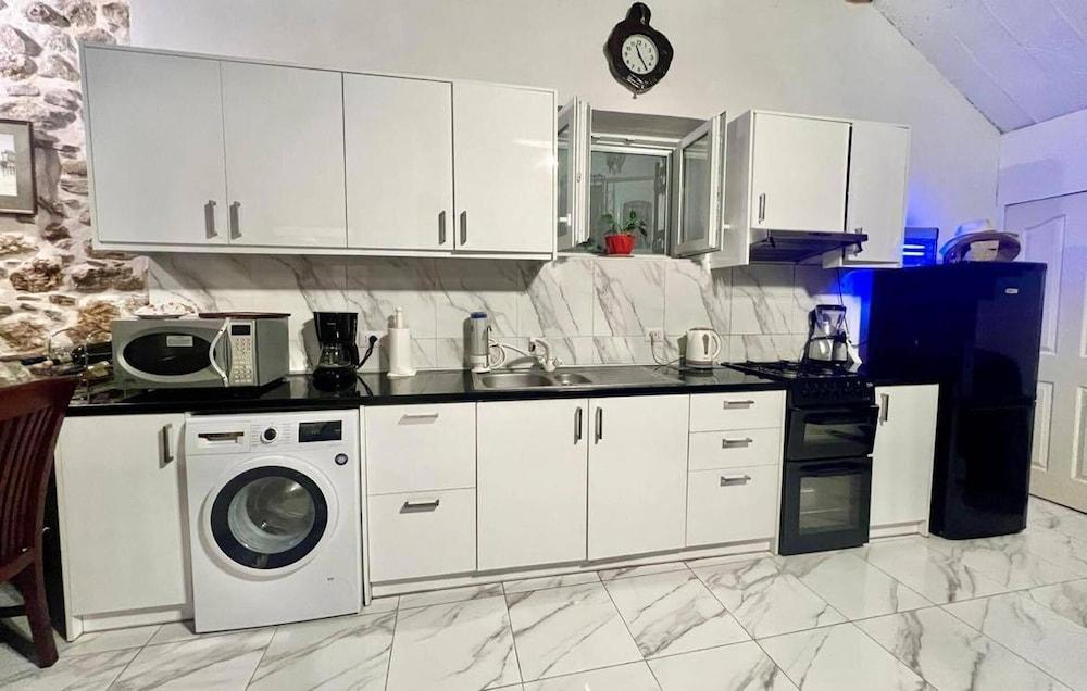 Art House Pagoi, Sleeps 6, Parking, 5 min to Beach