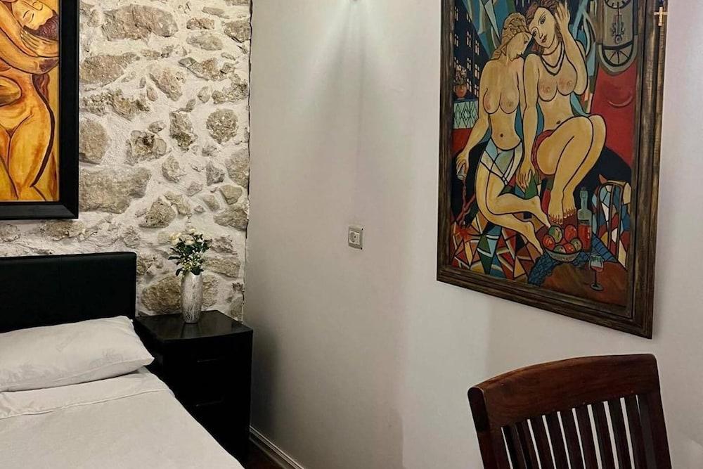 Art House Pagoi, Sleeps 6, Parking, 5 min to Beach