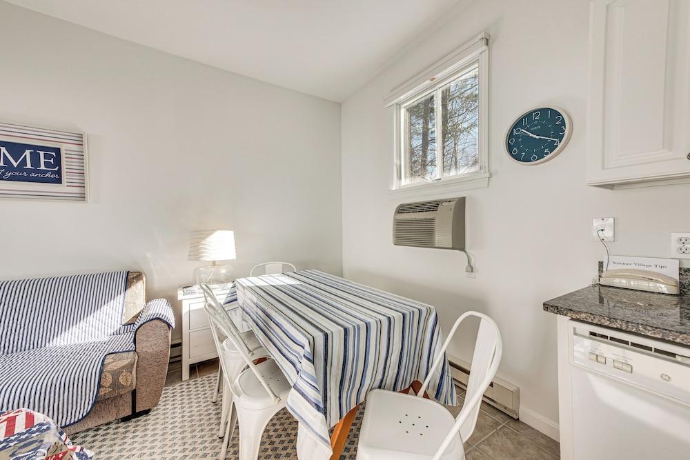 Cozy Wells Cottage w/ Pool Access: 1 Mi to Beach!