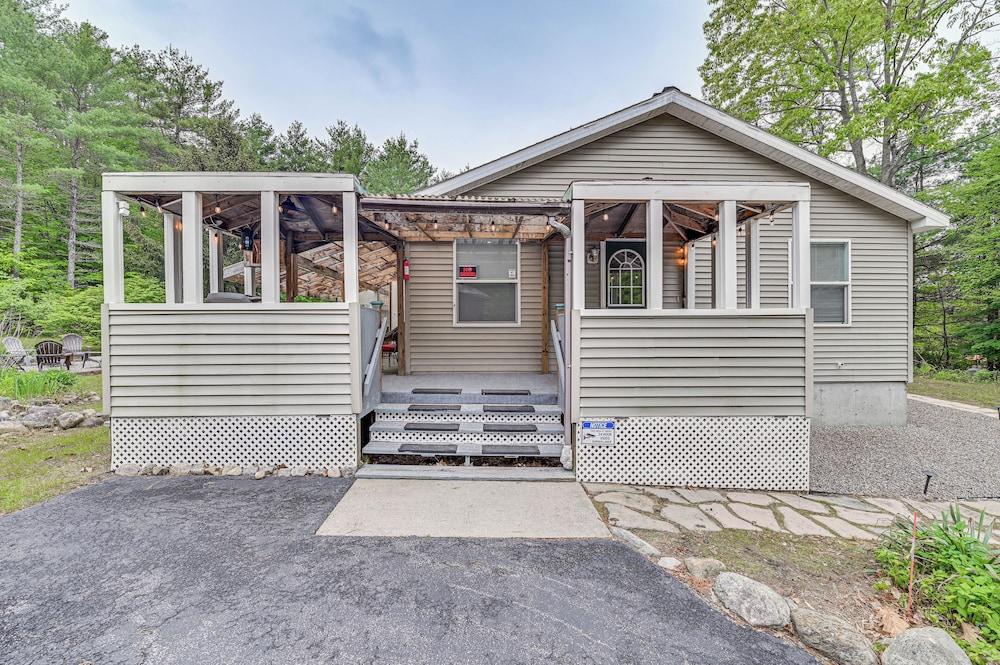 Cozy Lake Luzerne Home - 1 Mi to Wayside Beach!