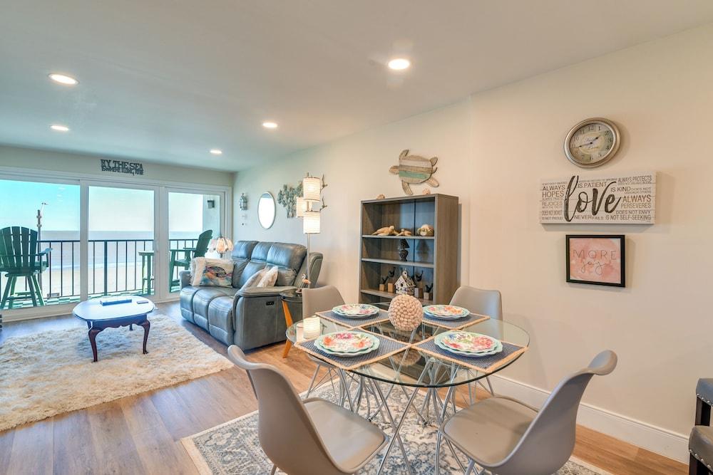 Galveston Beachfront Condo: Balcony & Pool Access!