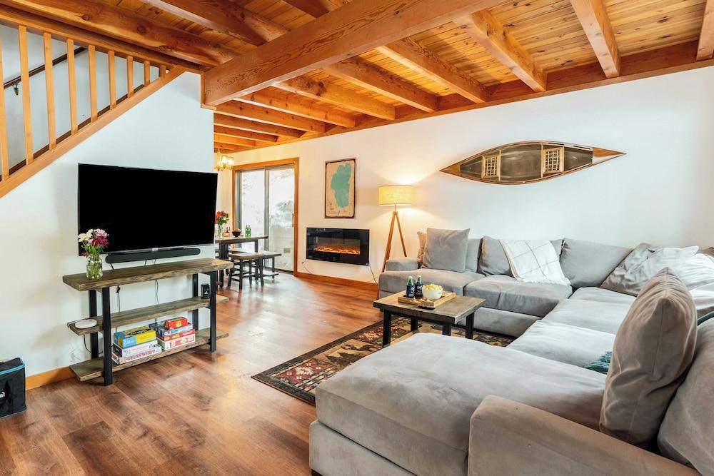 Indigo Owl by Avantstay Cabin w/ Firepit Minutes to Lake & Slopes