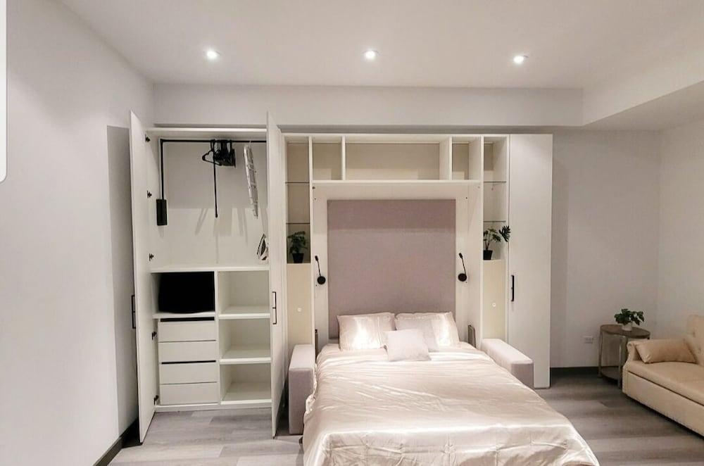 Elite Terrace - Spacious Apt w Terrace