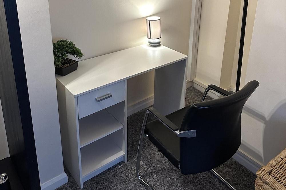 Apartment - Sleeps 2 - Parking - Wifi