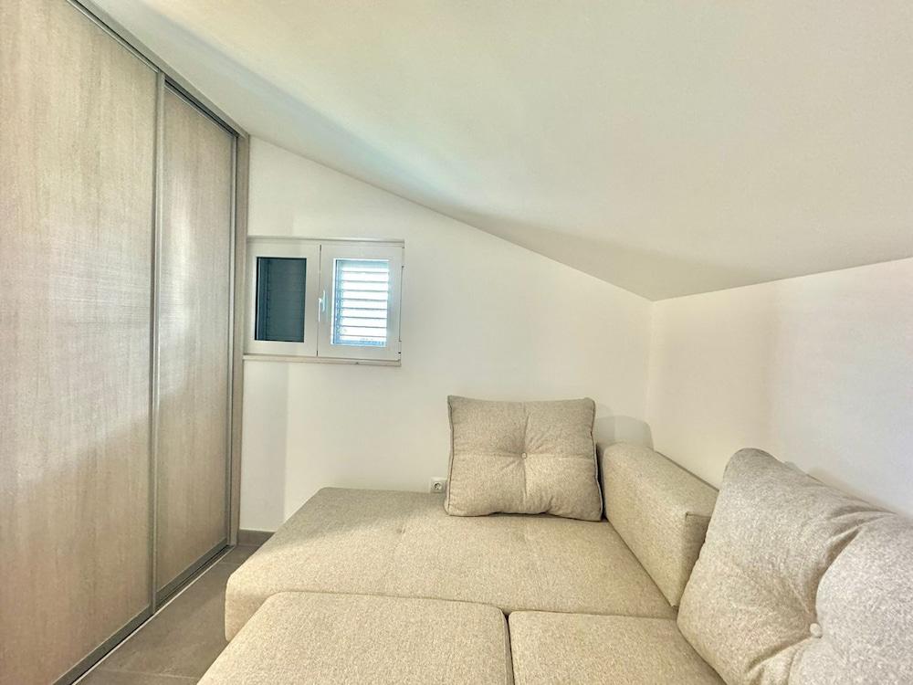 Seaside apartments Zlokovic