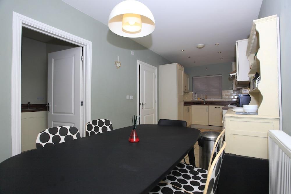 Beautiful 5 Bed Detached House - Sleeps 9