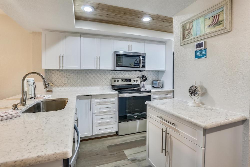 Land's End 4-405 Bay Front - Premier