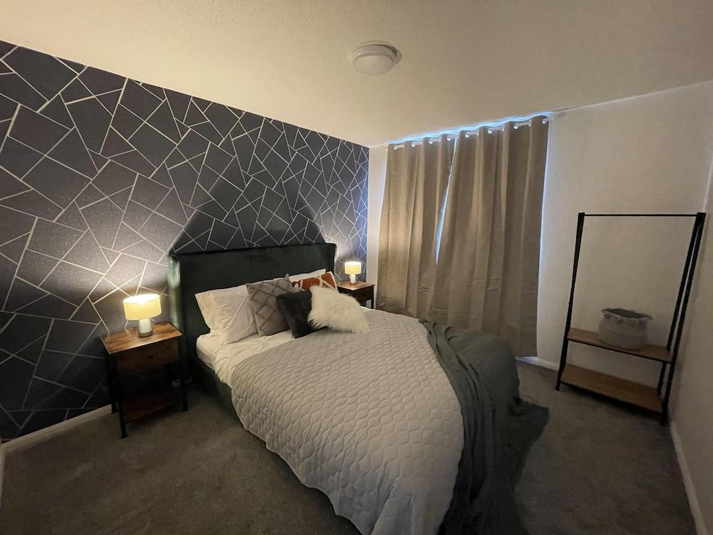 Convenient 3 bd House Salford 7 Guests