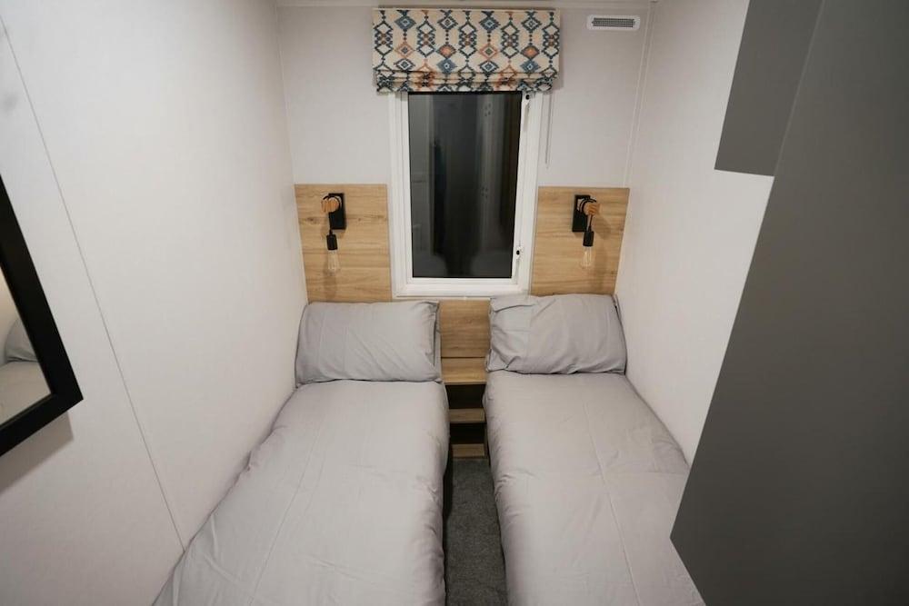 Inviting 3-bed Lodge in Preston hot tub