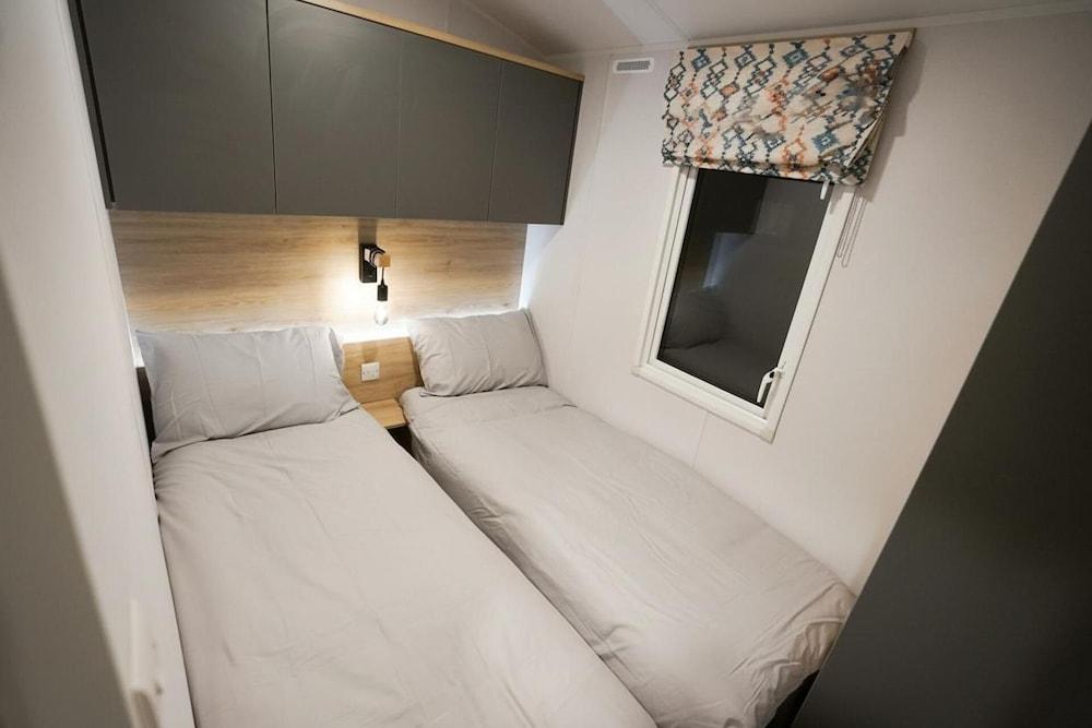 Inviting 3-bed Lodge in Preston hot tub