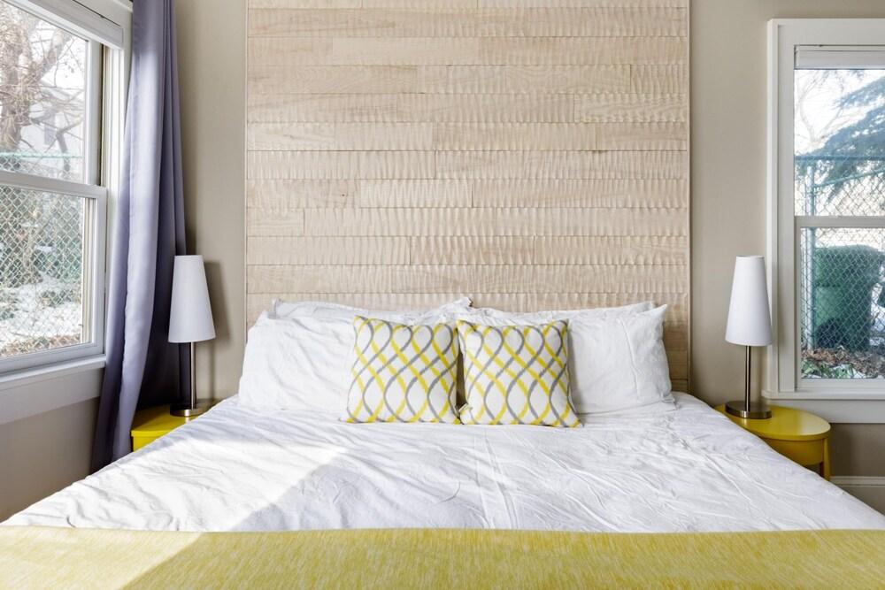 Downton Annie Apartment Two 2BD 1BA Parking