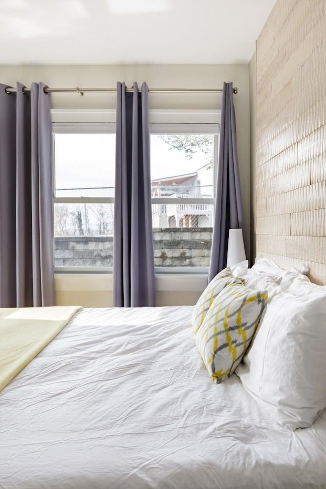 Downton Annie Apartment Two 2BD 1BA Parking