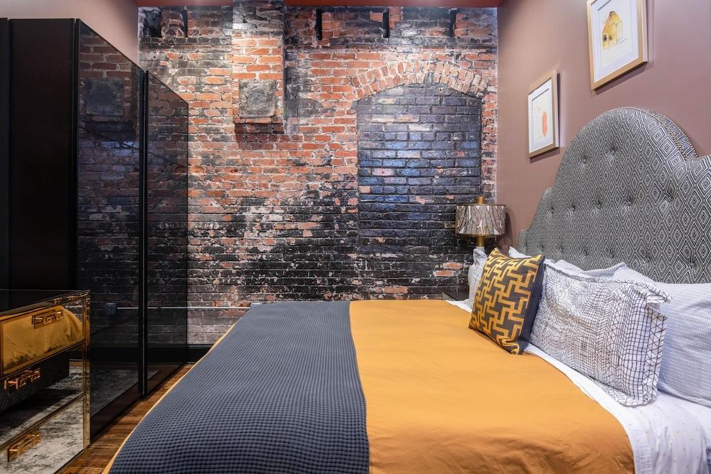 80 LEX 201 Exquisite Downtown Lodging