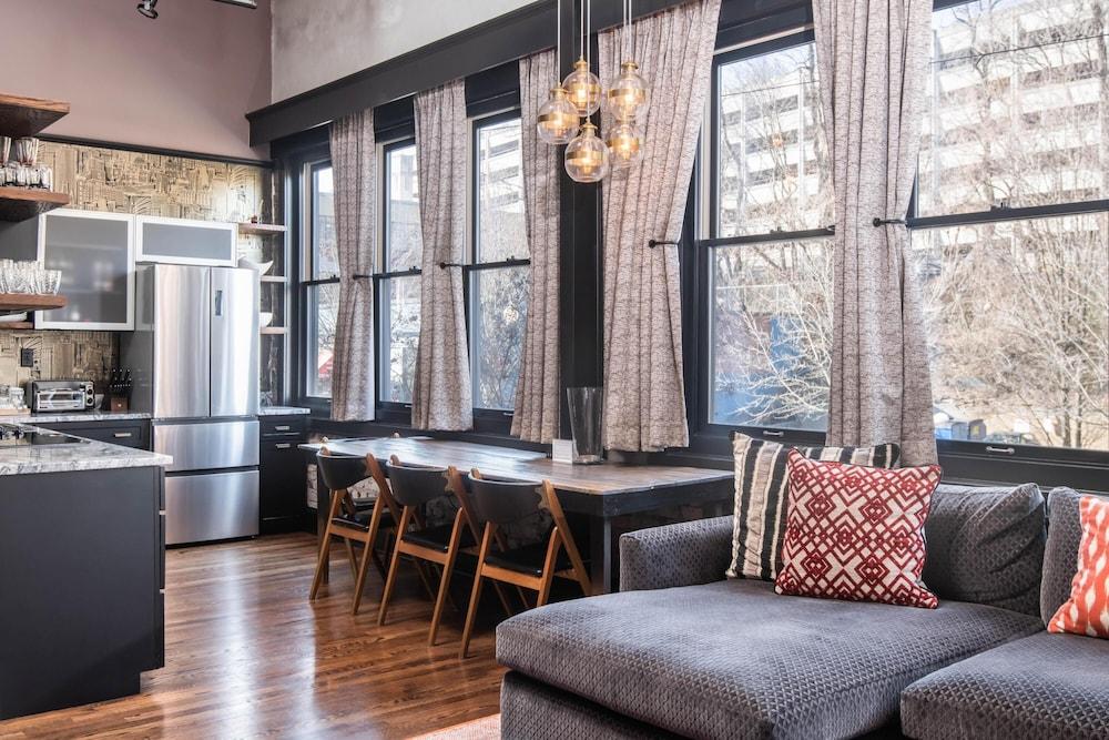 80 LEX 201 Exquisite Downtown Lodging