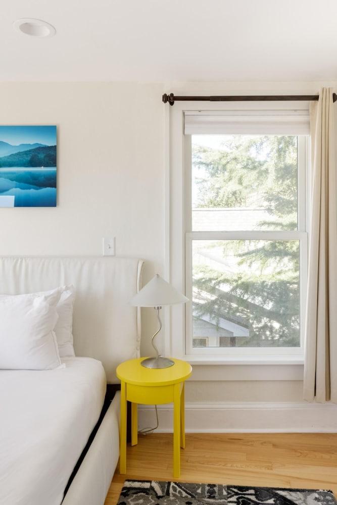 Downton Annie Apartment Four 2 BD 1BA Parking