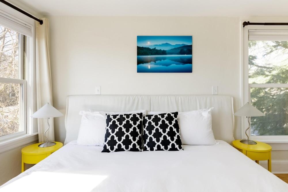 Downton Annie Apartment Four 2 BD 1BA Parking