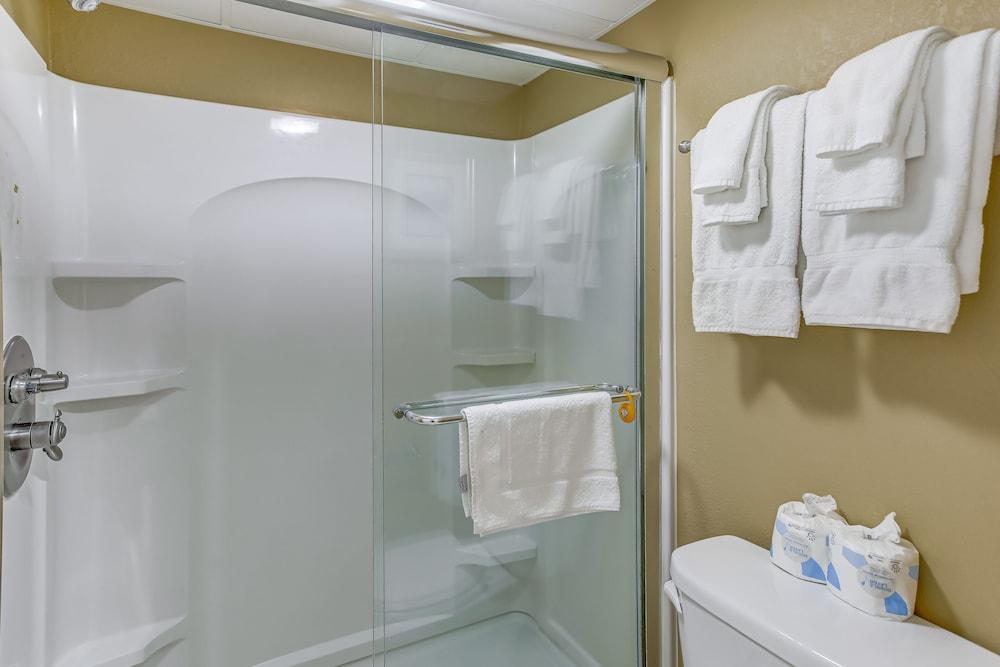 Oceanfront Views: Myrtle Beach Getaway w/ Balcony!