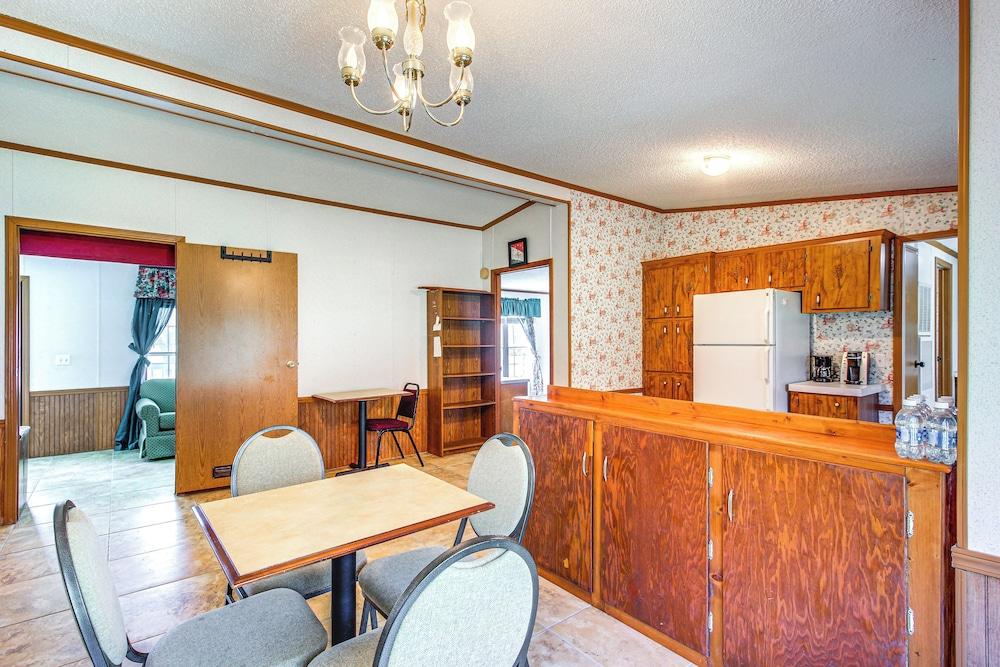 'valley View Lodge' Rural Home in Bridgeport!