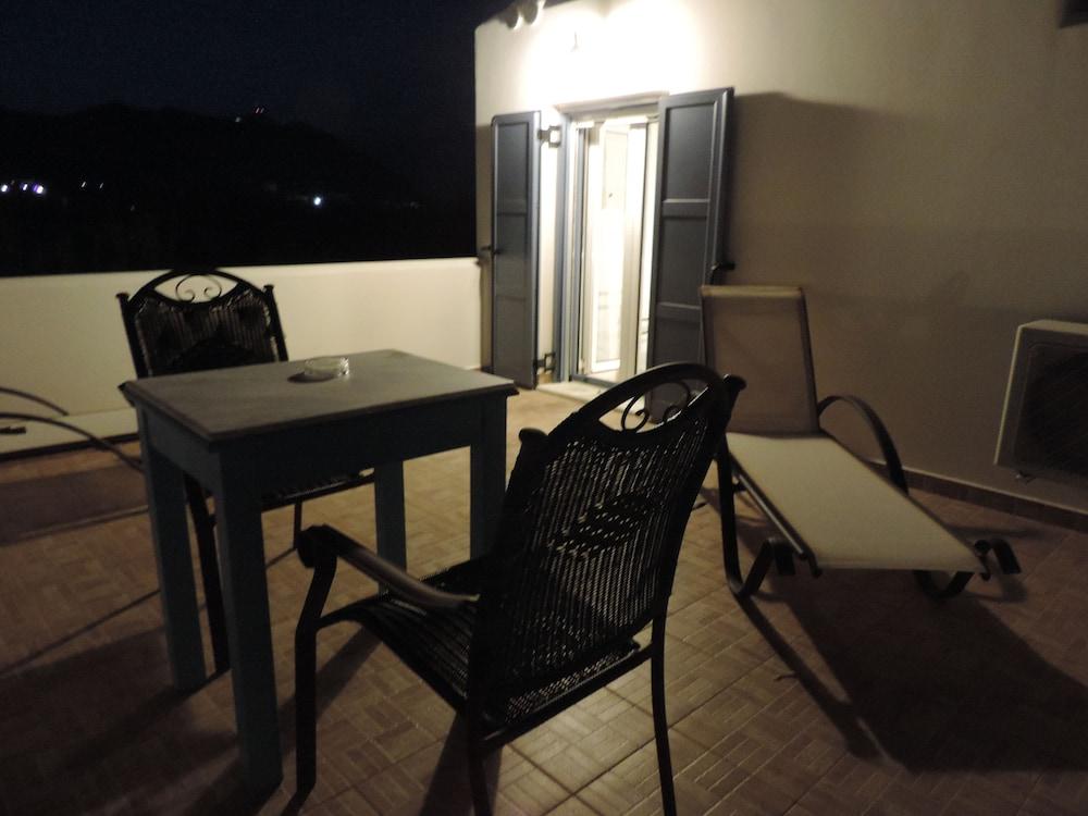 Pelagos Rooms 10m from Gyrismata Beach