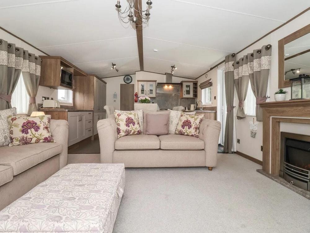 Whispering Willows 2-bed Lodge in Scarborough