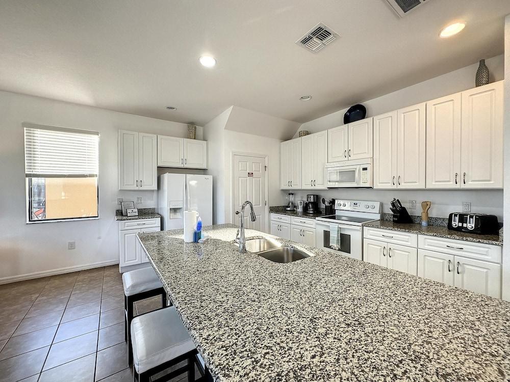 5 Bed South Facing Pool Close to Disney