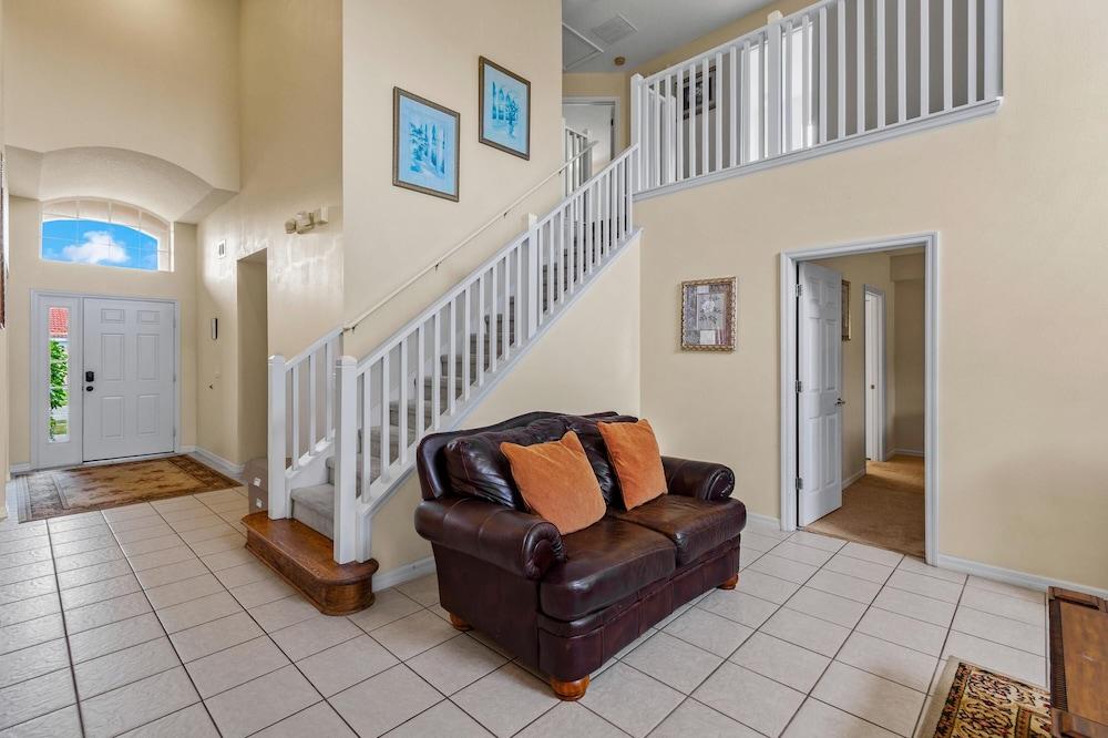Family Ready in Gated Community Near Attractions