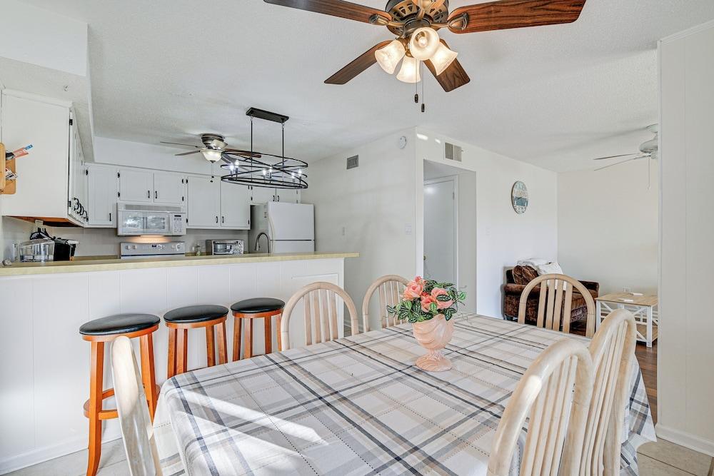 3 Mi to Surfside Beach & Pier: Townhome w/ Balcony