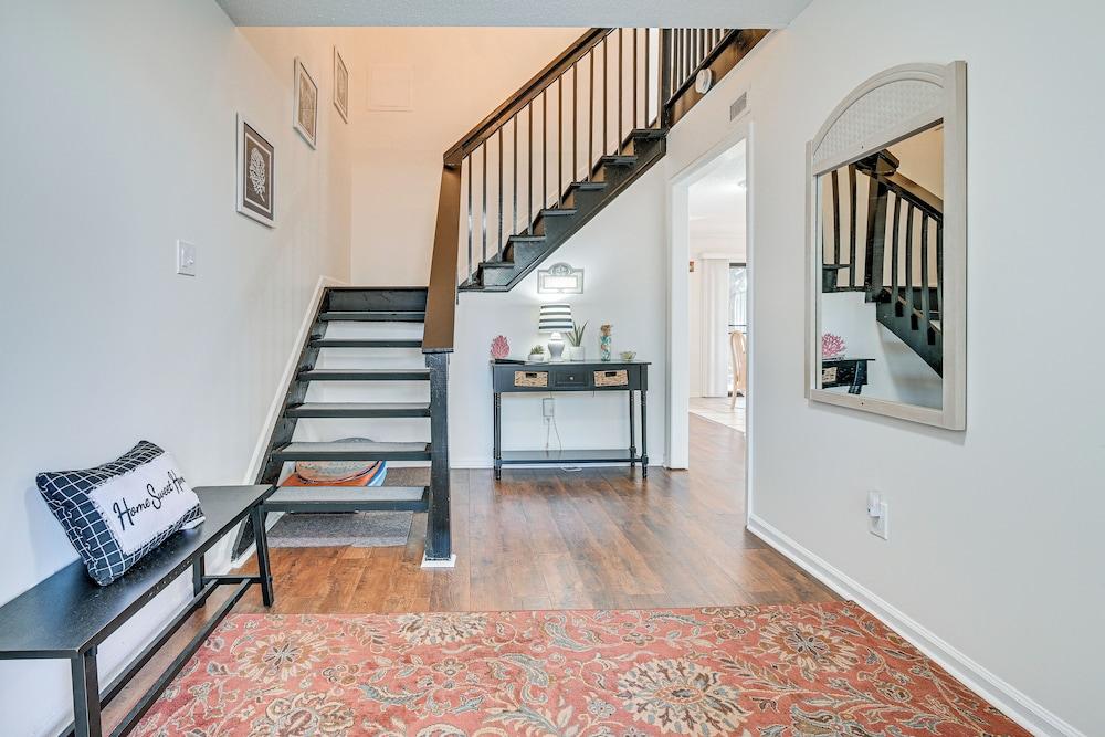 3 Mi to Surfside Beach & Pier: Townhome w/ Balcony