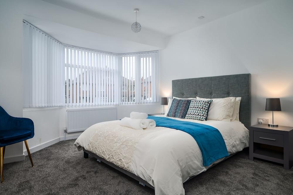 Immaculate 5-bed House in Leeds