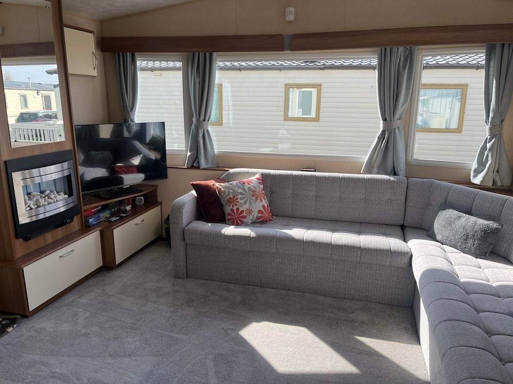 3 Bed 8 Berth Caravan With Decking Free Wifi