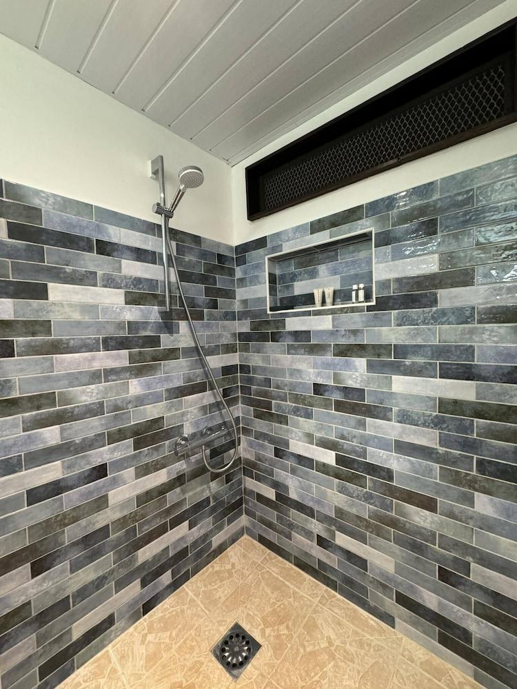 Iinui Legends Travels