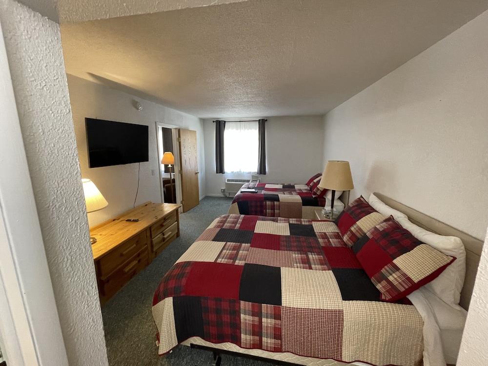 Trails Inn Quadna Mountain Motel & RV