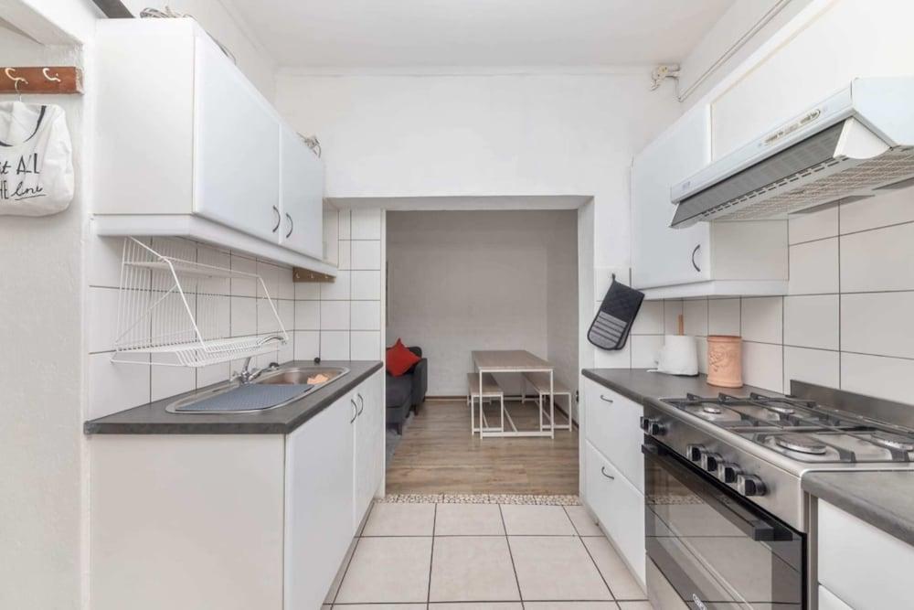 Peaceful 1BD Flat w/ Private Gardenrondebosch