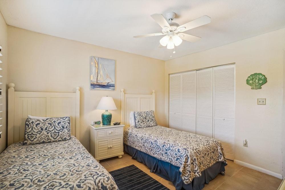 Land's End 8-303 Beach Front