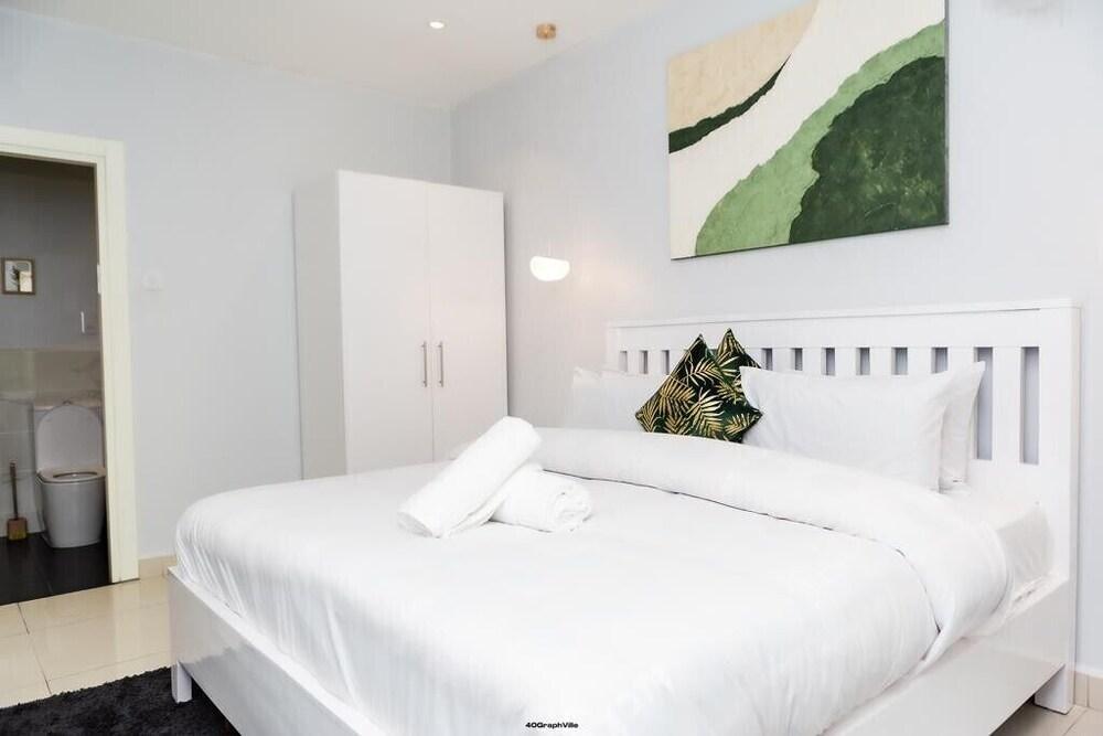 EBS LEGEND LENNOX APARTMENT