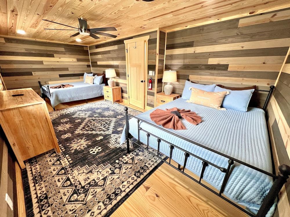 Catons Chapel 3 Bedroom Cabin by RedAwning