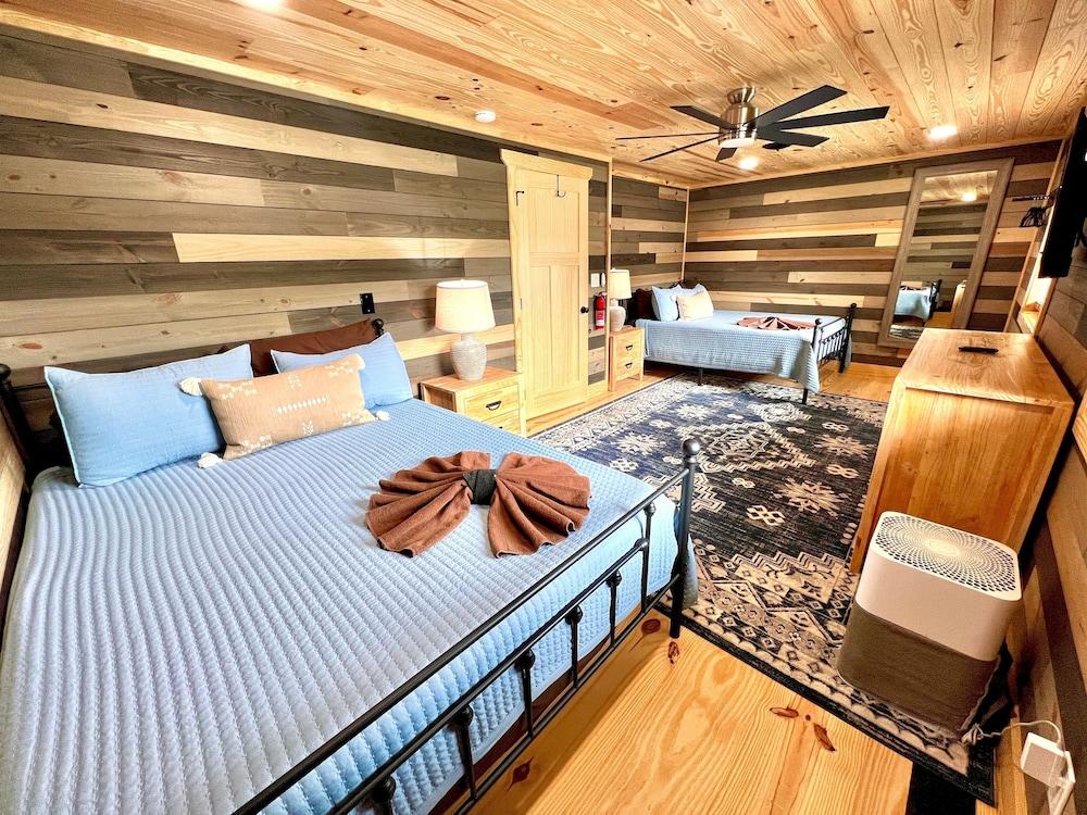 Catons Chapel 3 Bedroom Cabin by RedAwning